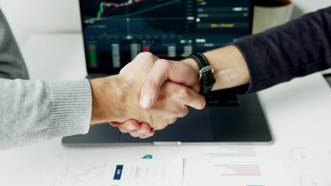 EUA e China chegam a acordo para reduzir tarifas e aliviam tensão comercial global