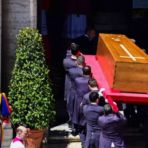 Papa Francisco é sepultado em cerimônia histórica na Basílica de Santa Maria Maior