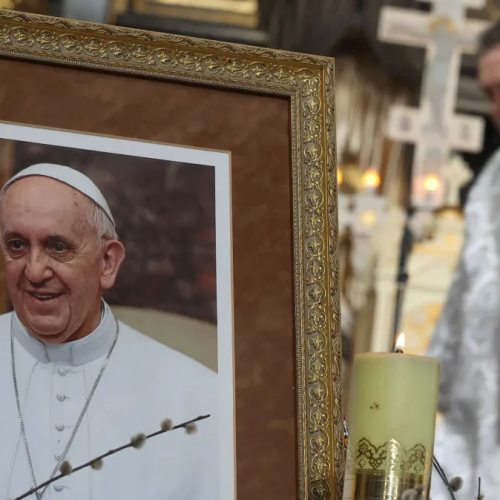 Fiéis viajam durante a noite para prestar homenagem ao Papa Francisco